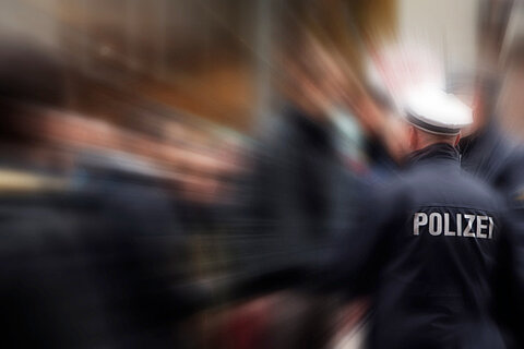 Polizist mit Burnout im Dienst