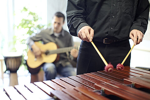 Patienten in der Musiktherapie beim Xylophon und Gitarre spielen im Sigma-Zentrum Bad Säckingen, Privatklinik für Psychiatrie, Psychotherapie und Psychosomatische Medizin im Schwarzwald