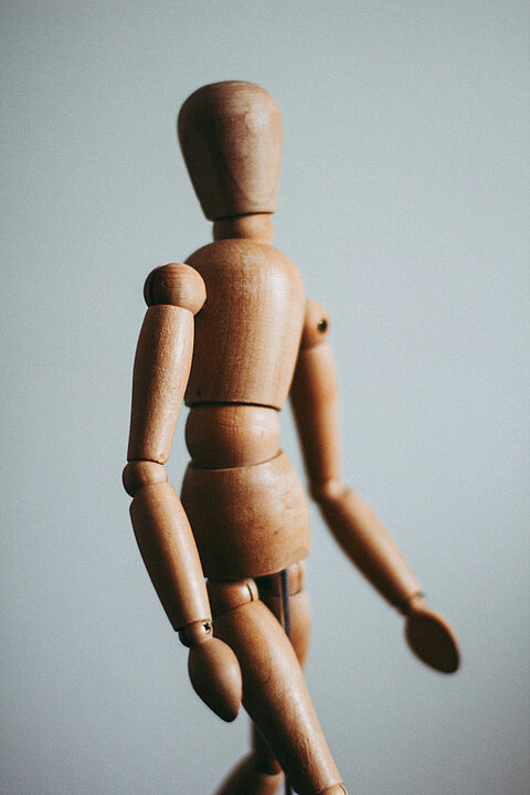 Holzfigur in Bewegung