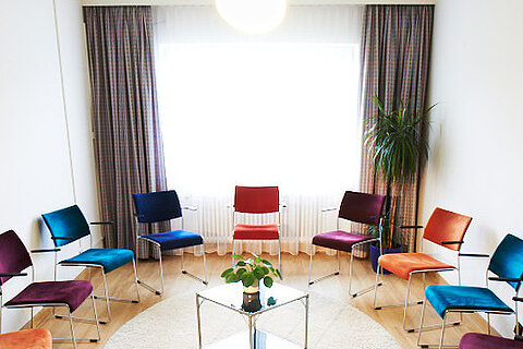 Gruppenraum mit Stuhlkreis in der Privatklinik Sigma-Zentrum in Bad Säckingen